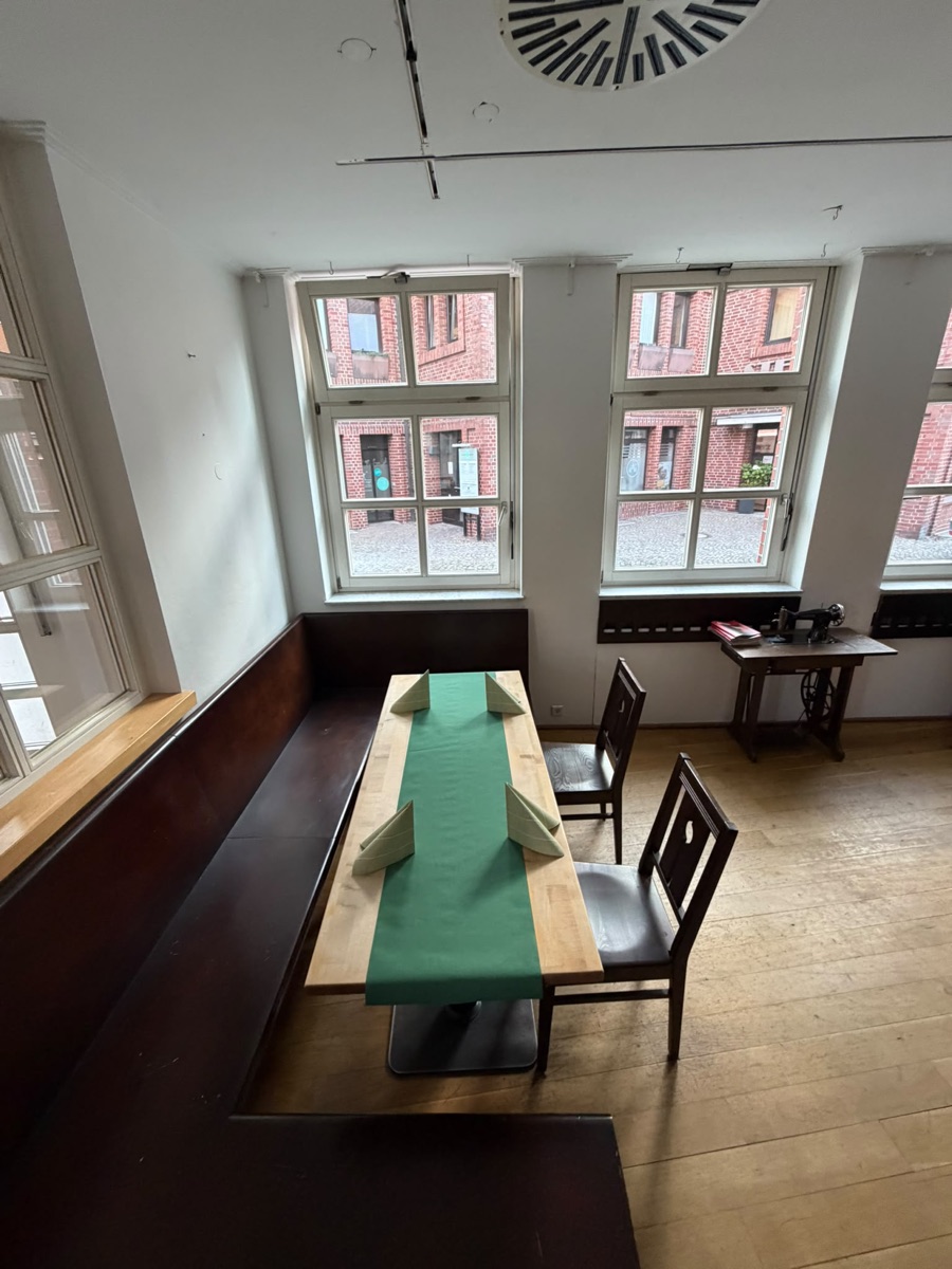 Gemütliche Sitzecke am Fenster