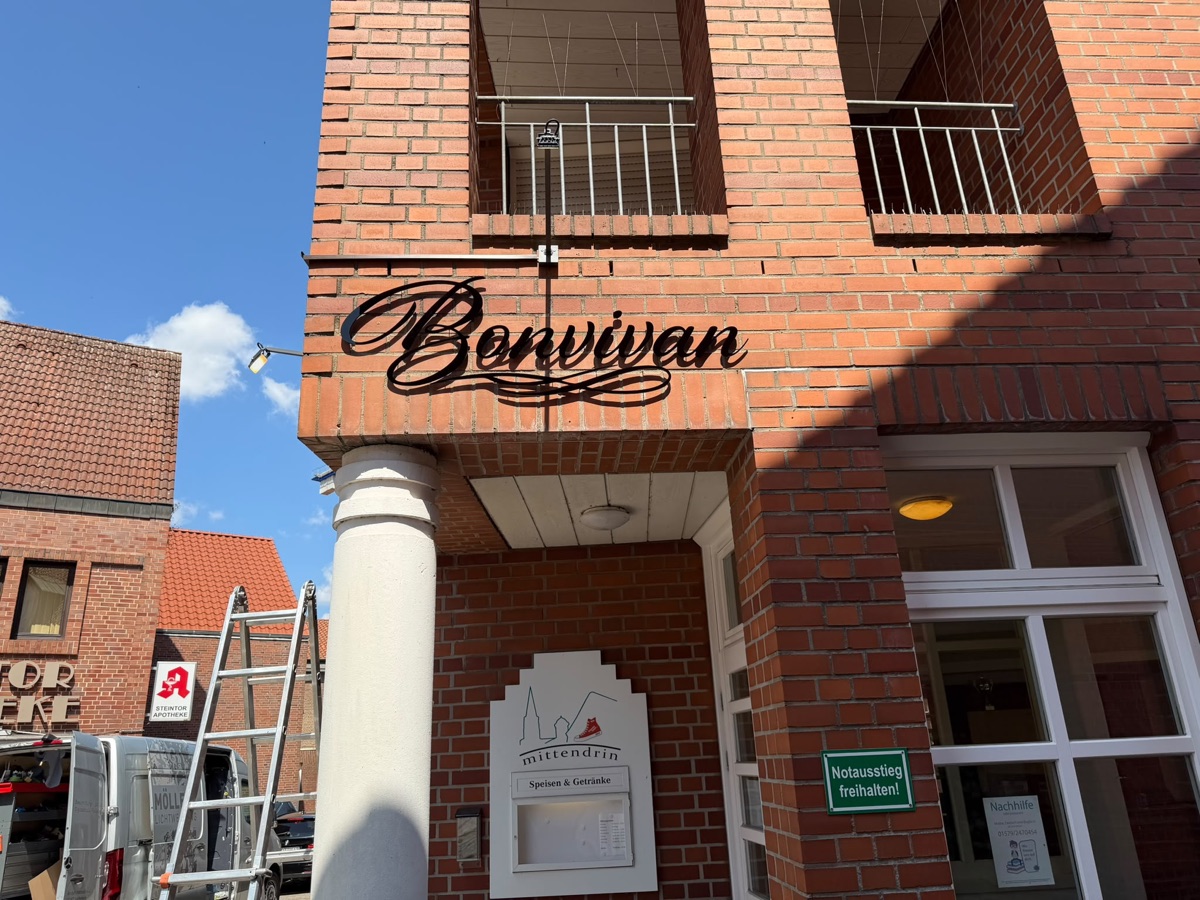 Der neue Bonvivan-Schriftzug am Bürgerhaus